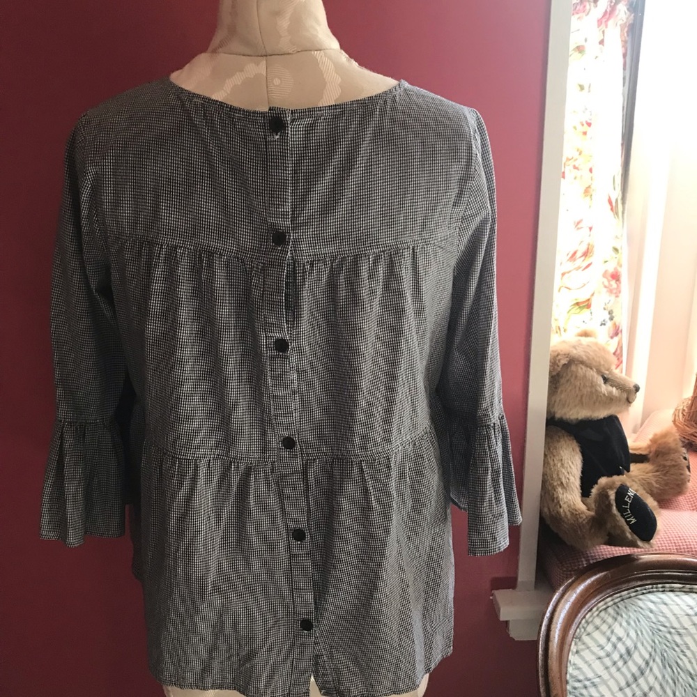 Tiered Ruffle Back Button Top - Picture 3 of 4